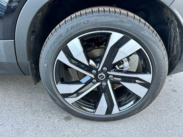 2026 Volvo XC40 Ultra, B5 AWD Gas (mild hybrid), Dark