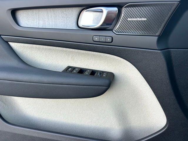 2026 Volvo XC40 Ultra, B5 AWD Gas (mild hybrid), Dark