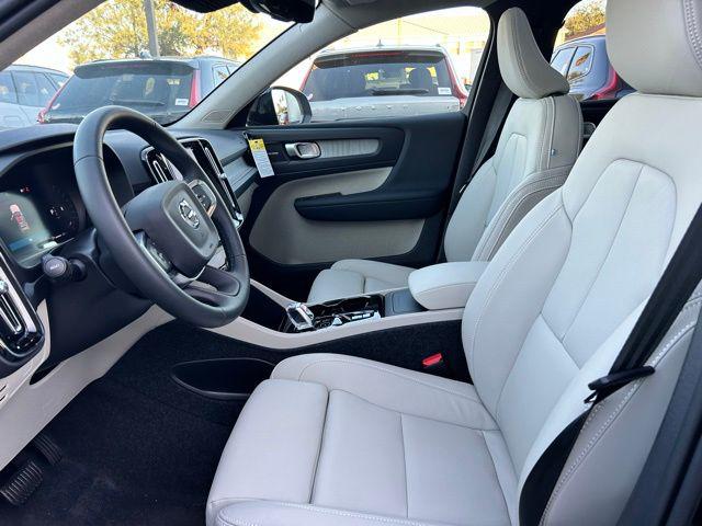 2026 Volvo XC40 Ultra, B5 AWD Gas (mild hybrid), Dark