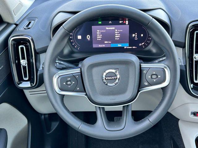 2026 Volvo XC40 Ultra, B5 AWD Gas (mild hybrid), Dark