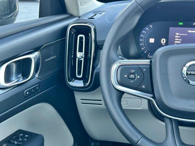 2026 Volvo XC40 Ultra, B5 AWD Gas (mild hybrid), Dark
