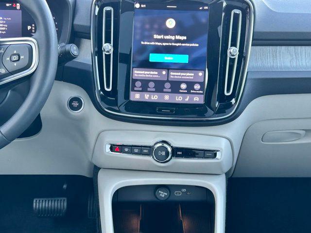 2026 Volvo XC40 Ultra, B5 AWD Gas (mild hybrid), Dark