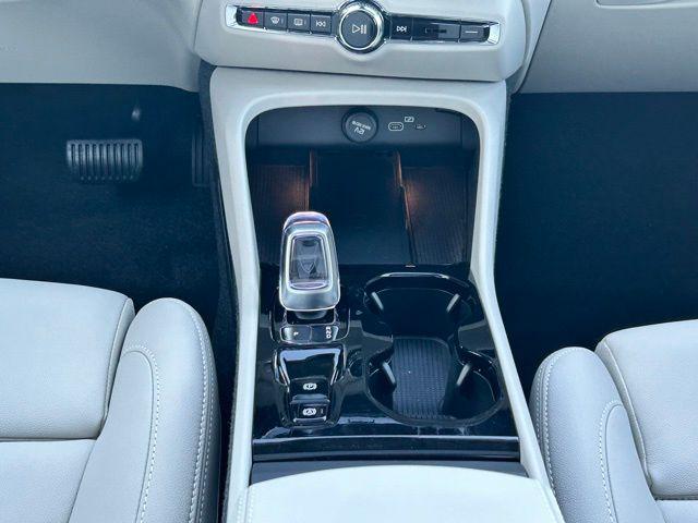 2026 Volvo XC40 Ultra, B5 AWD Gas (mild hybrid), Dark
