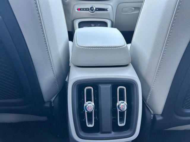 2026 Volvo XC40 Ultra, B5 AWD Gas (mild hybrid), Dark