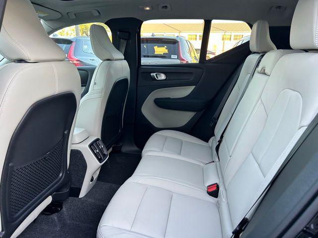 2026 Volvo XC40 Ultra, B5 AWD Gas (mild hybrid), Dark