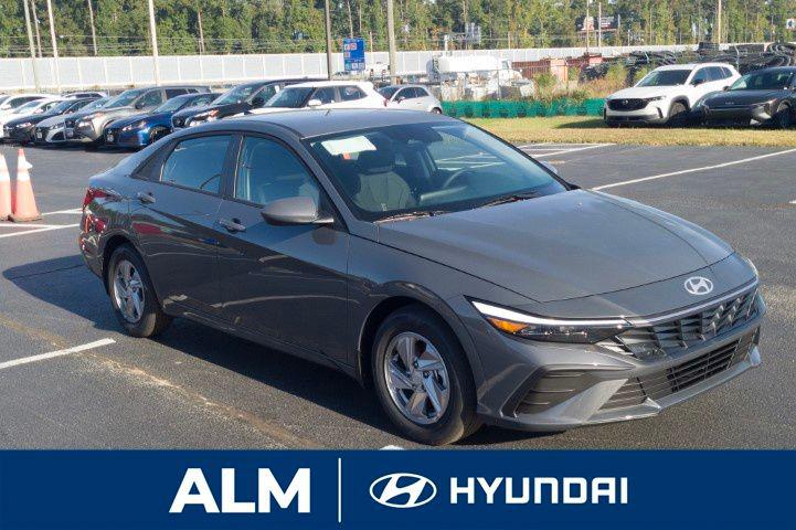 2026 Hyundai Elantra SE photo 2