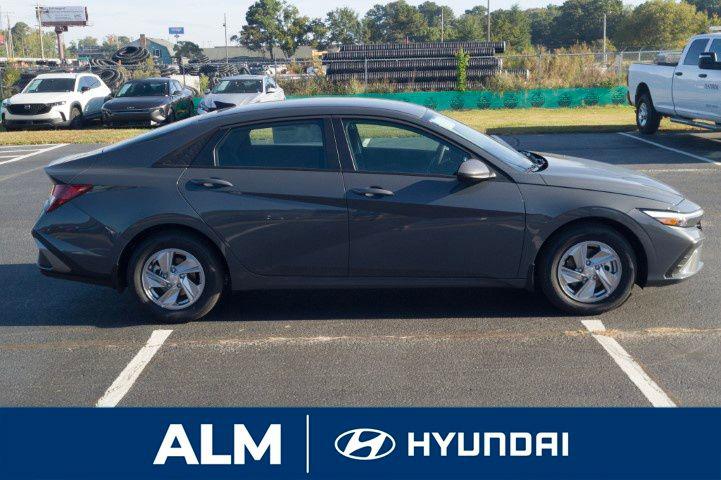 2026 Hyundai Elantra SE photo 3