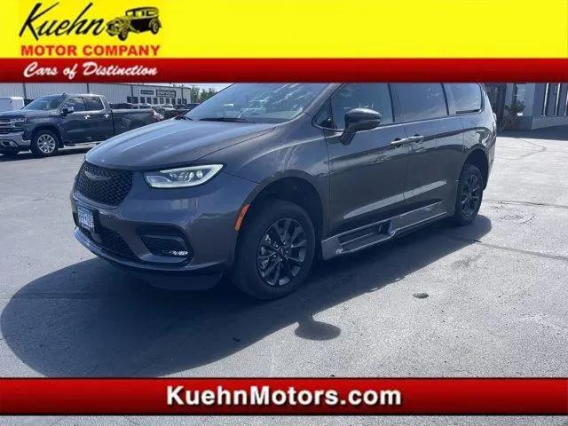 2021 Chrysler Pacifica Touring L for sale in Rochester, MN
