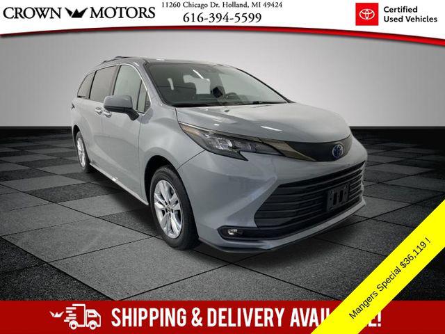 2022 Toyota Sienna Woodland Edition's photo