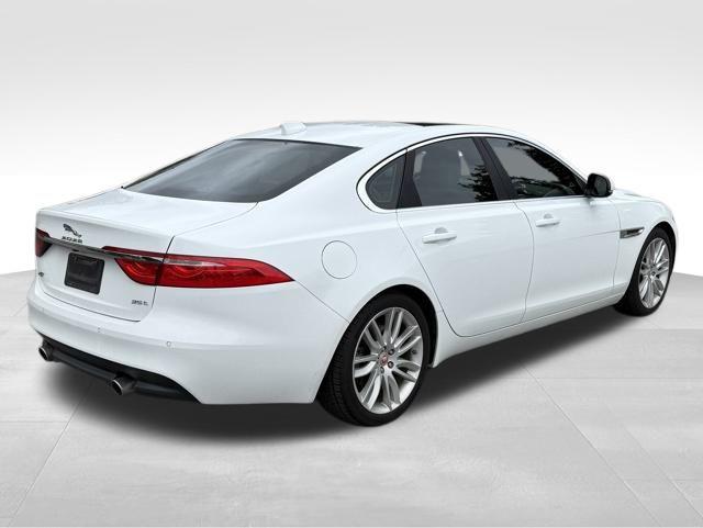 2016 Jaguar XF 35t Prestige photo 4