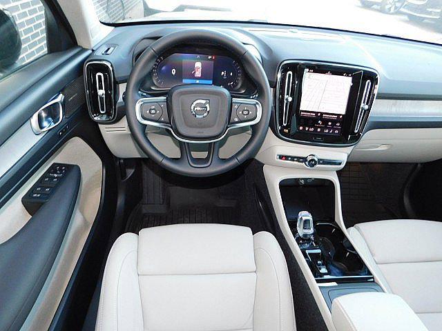 2026 Volvo XC40 Ultra, B5 AWD Gas (mild hybrid), Dark