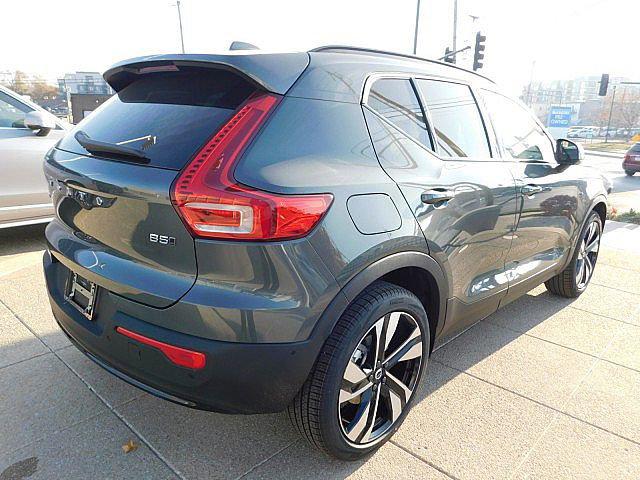 2026 Volvo XC40 Ultra, B5 AWD Gas (mild hybrid), Dark