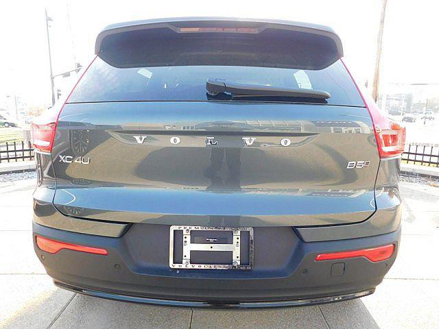 2026 Volvo XC40 Ultra, B5 AWD Gas (mild hybrid), Dark