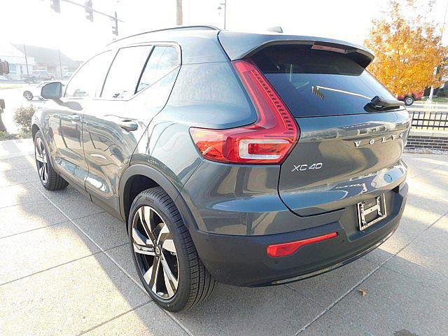 2026 Volvo XC40 Ultra, B5 AWD Gas (mild hybrid), Dark