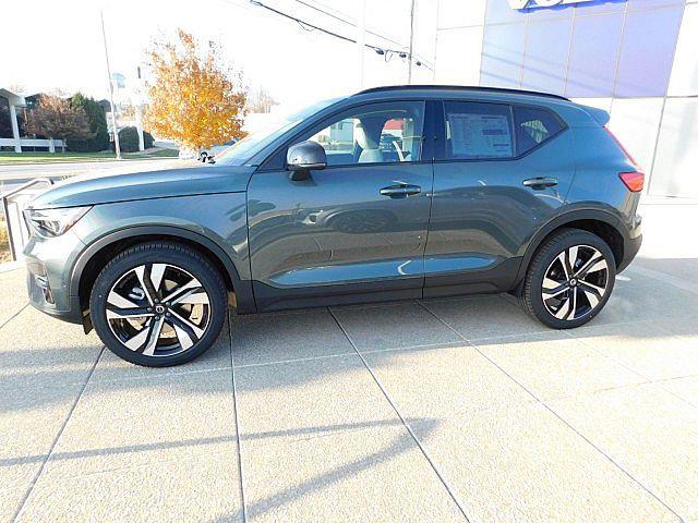 2026 Volvo XC40 Ultra, B5 AWD Gas (mild hybrid), Dark