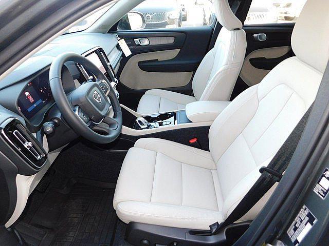 2026 Volvo XC40 Ultra, B5 AWD Gas (mild hybrid), Dark