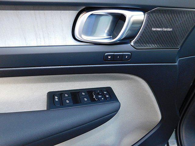 2026 Volvo XC40 Ultra, B5 AWD Gas (mild hybrid), Dark