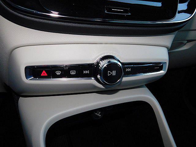 2026 Volvo XC40 Ultra, B5 AWD Gas (mild hybrid), Dark