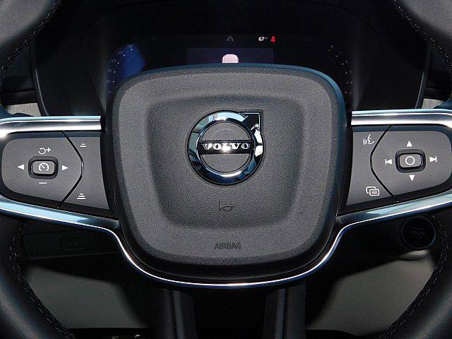 2026 Volvo XC40 Ultra, B5 AWD Gas (mild hybrid), Dark