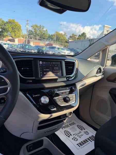2023 Chrysler Voyager LX