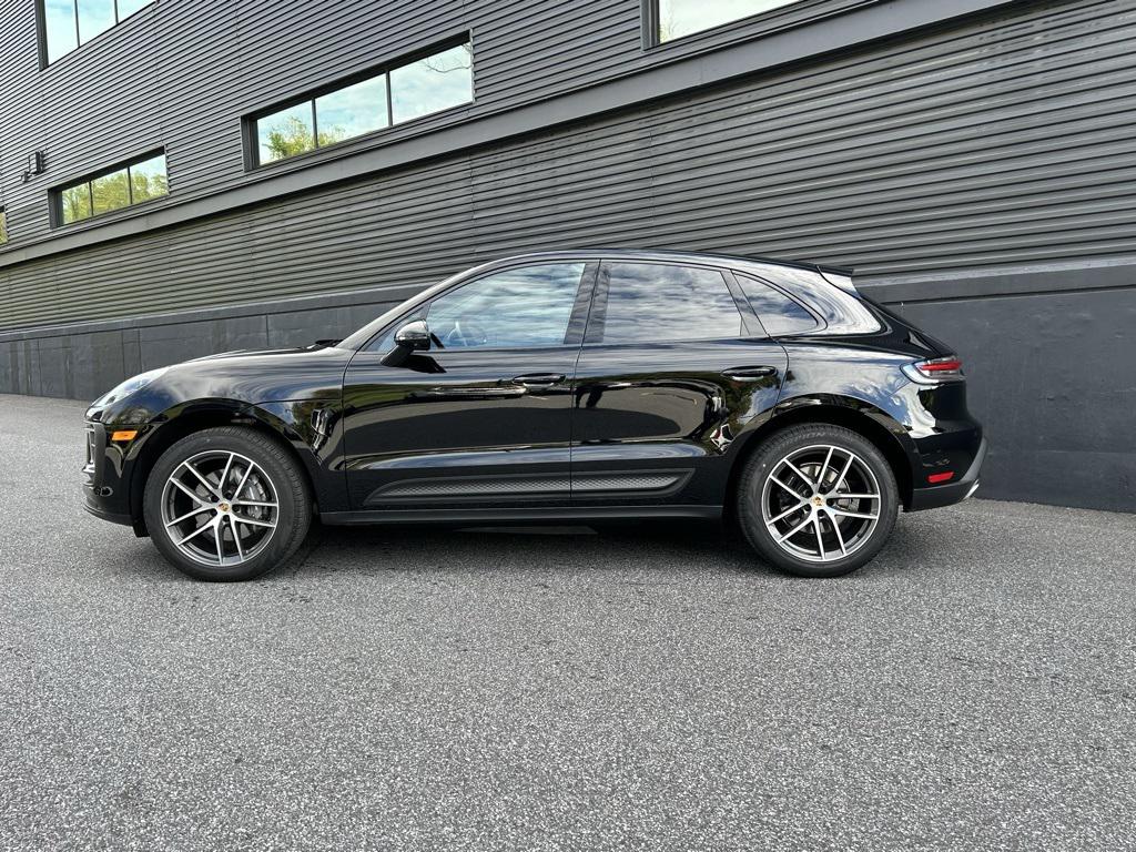 2025 Porsche Macan photo 2