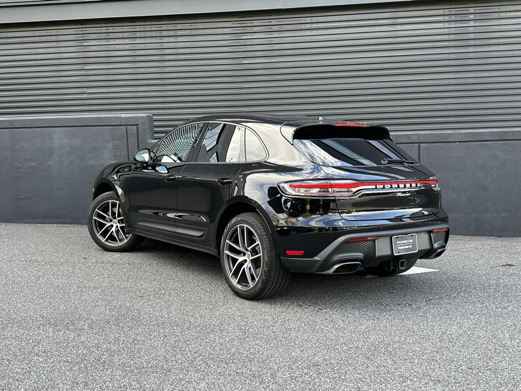 2025 Porsche Macan photo 3