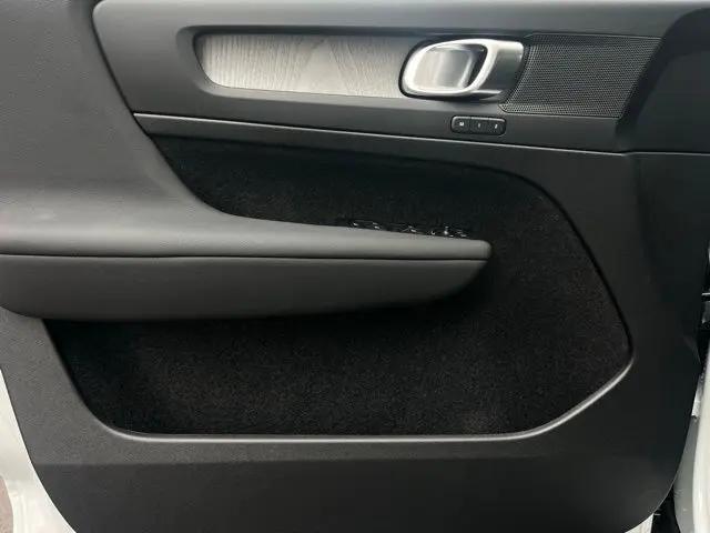 2026 Volvo XC40 Plus, B5 AWD Gas (mild hybrid), Dark