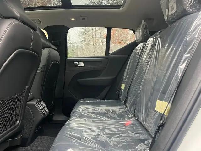 2026 Volvo XC40 Plus, B5 AWD Gas (mild hybrid), Dark