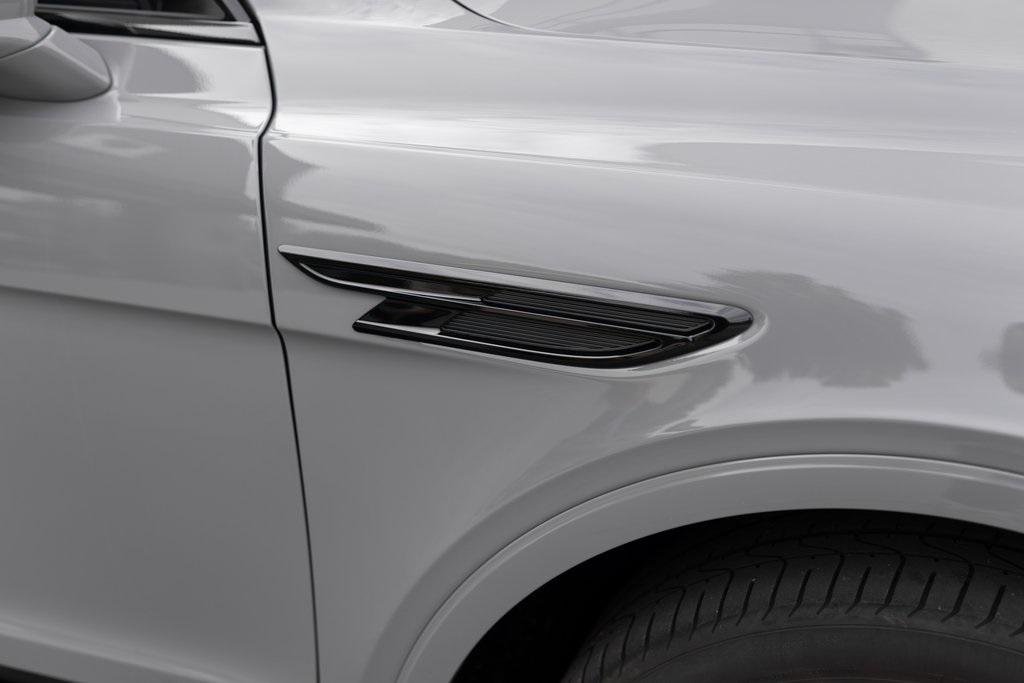 2023 Bentley Bentayga Azure photo 3