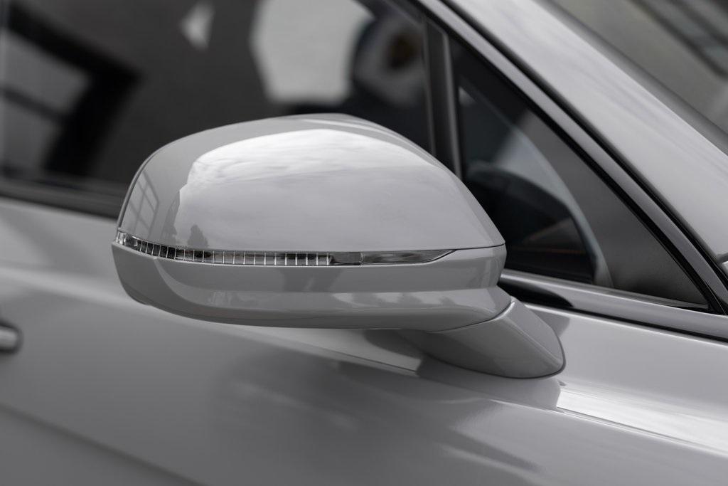 2023 Bentley Bentayga Azure photo 4