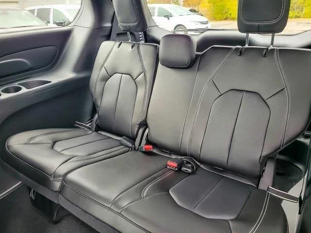 2026 Chrysler Pacifica Select AWD