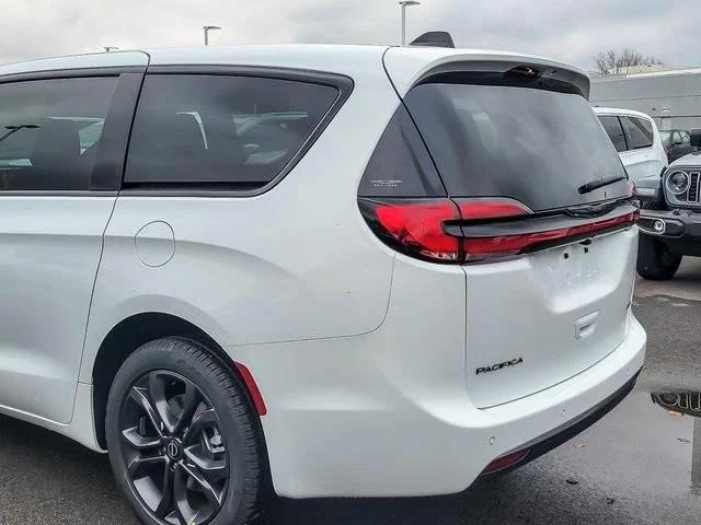 2026 Chrysler Pacifica Select AWD