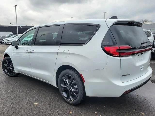 2026 Chrysler Pacifica Select AWD