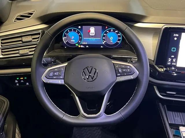 2026 Volkswagen Atlas Cross Sport SE with Technology