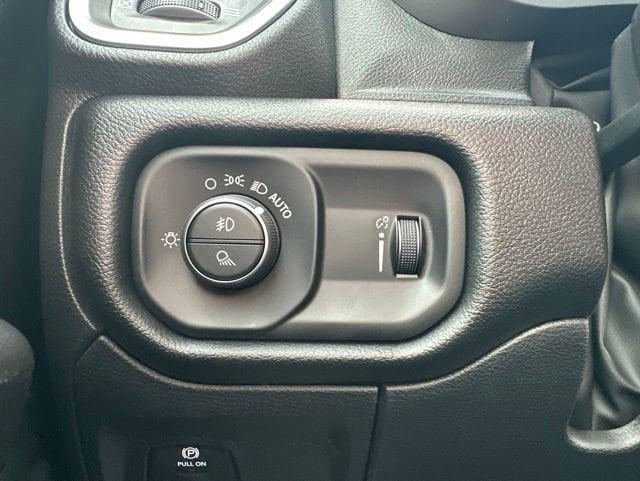 2026 Ram 1500 Express Crew Cab 4x4 5'7" Box