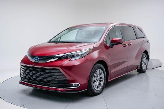 2024 Toyota Sienna XLE's photo