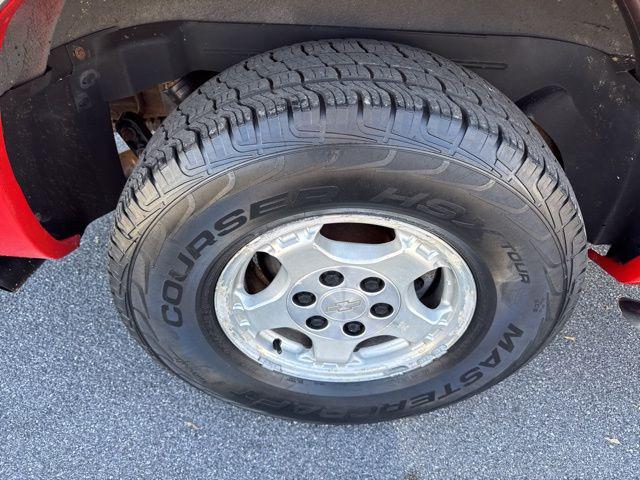 2003 Chevrolet Avalanche Base