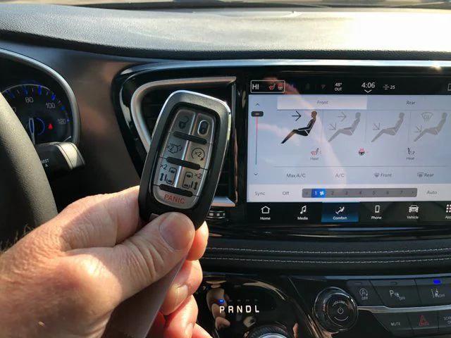 2026 Chrysler Pacifica Select AWD