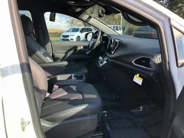 2026 Chrysler Pacifica Select AWD