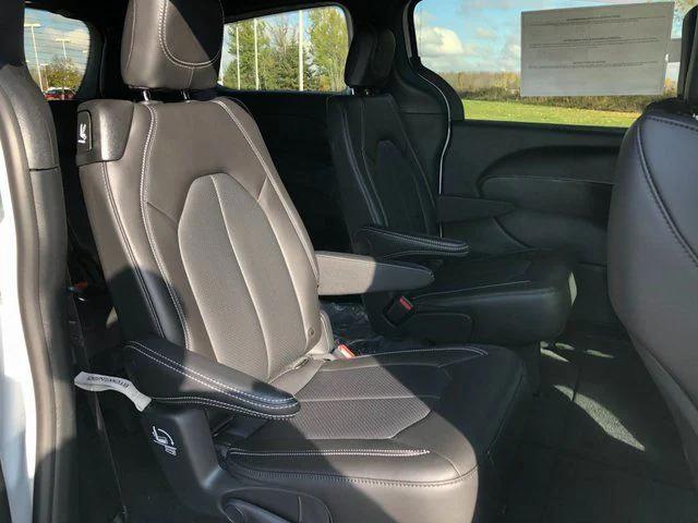 2026 Chrysler Pacifica Select AWD