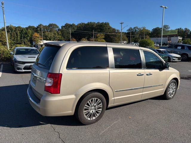 2013 Chrysler Town and Country Touring-L