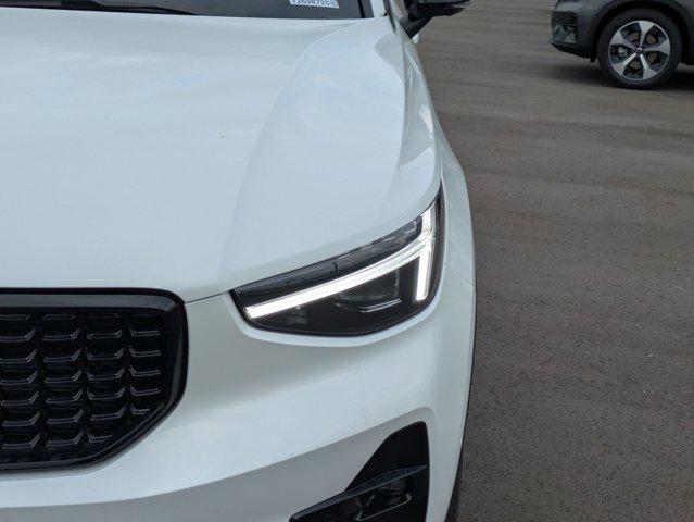 2026 Volvo XC40 Plus, B5 AWD Gas (mild hybrid), Dark