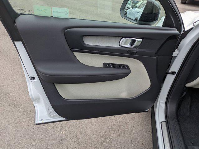 2026 Volvo XC40 Plus, B5 AWD Gas (mild hybrid), Dark