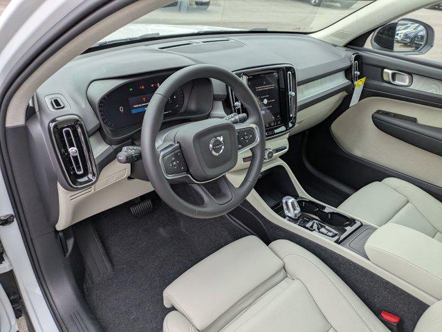 2026 Volvo XC40 Plus, B5 AWD Gas (mild hybrid), Dark