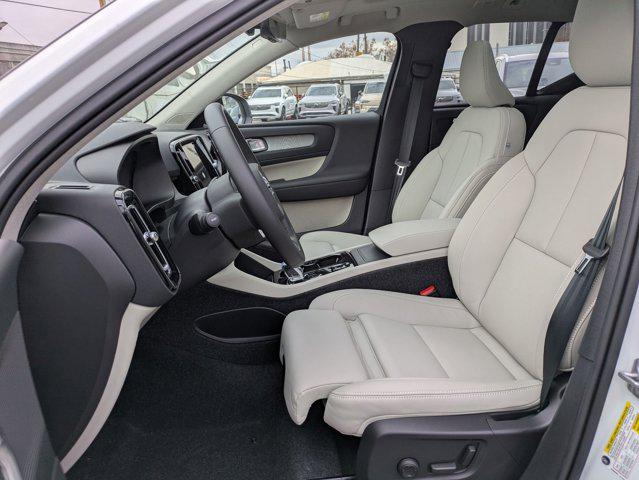 2026 Volvo XC40 Plus, B5 AWD Gas (mild hybrid), Dark