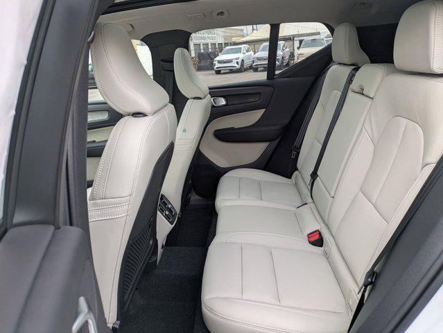 2026 Volvo XC40 Plus, B5 AWD Gas (mild hybrid), Dark