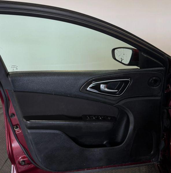 2016 Chrysler 200 LX