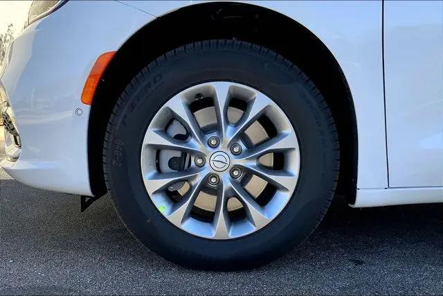 2026 Chrysler Pacifica Select AWD