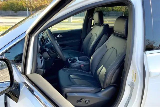 2026 Chrysler Pacifica Select AWD