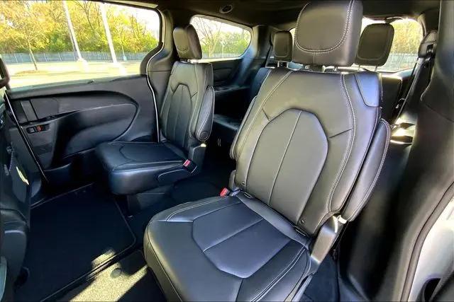2026 Chrysler Pacifica Select AWD